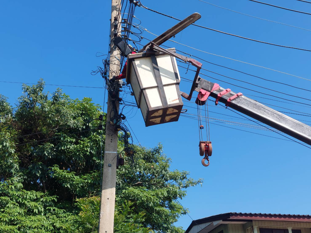 วันที่ 3 พฤศจิกายน 2566 นายชัยรัตน์ กิตติหิรัญวัฒน์ นายกเทศมนตรีตำบลตลาดแค มอบหมายให้เจ้าหน้าที่เทศบาลตำบลตลาดแค ดำเนินการติดตั้งโคมไฟฟ้าส่องสว่าง LED บริเวณถนนซอย 15 ชุมชนสระแทด หมู่ที่ 11