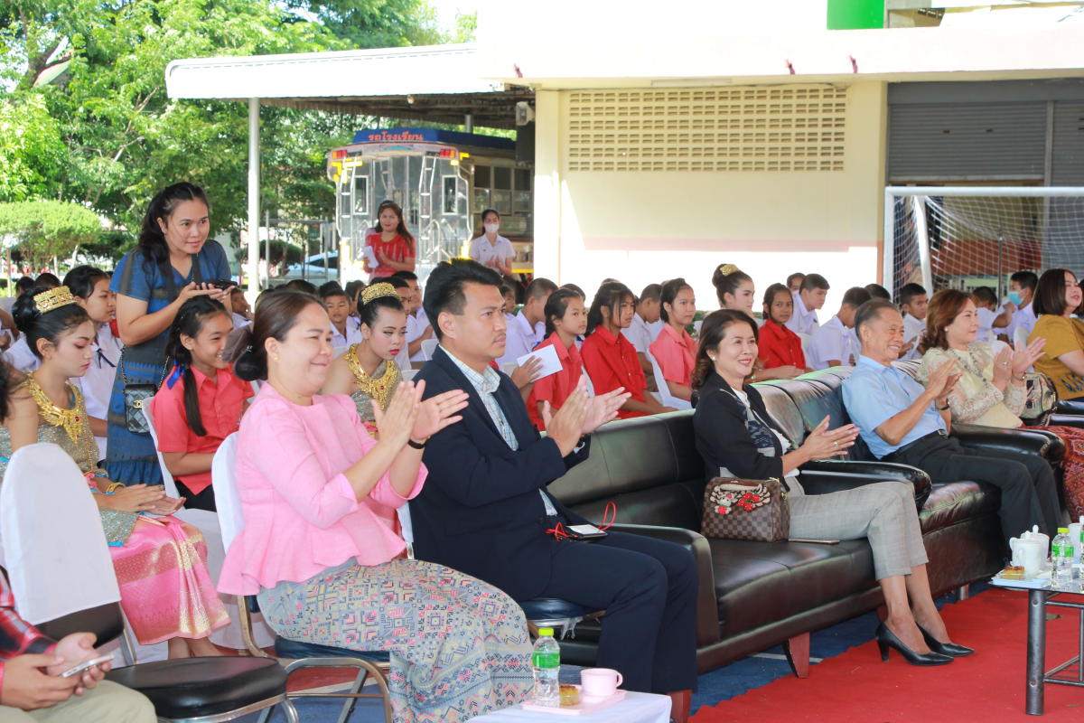 วันที่ 17 พฤศจิกายน 2566 นายชัยรัตน์ กิตติหิรัญวัฒน์ นายกเทศมนตรีตำบลตลาดแค พร้อมด้วยคณะผู้บริหาร สมาชิกสภาเทศบาล เจ้าหน้าที่เทศบาลตำบลตลาดแค และคณะบุคลากรครูโรงเรียนเทศบาลตลาดแค ร่วมพิธีมอบทุนการศึกษาให้กับเด็กนักเรียน และเลี้ยงอาหารกลางวัน เด็กนักเรียนโรงเรียนเทศบาลตลาดแค โดยได้รับความอนุเคราะห์ จากคุณยายประเทือง แก้วไพฑูรย์ คุณทัศนีย์ อิ่มกลาง บุตร หลาน และครอบครัว