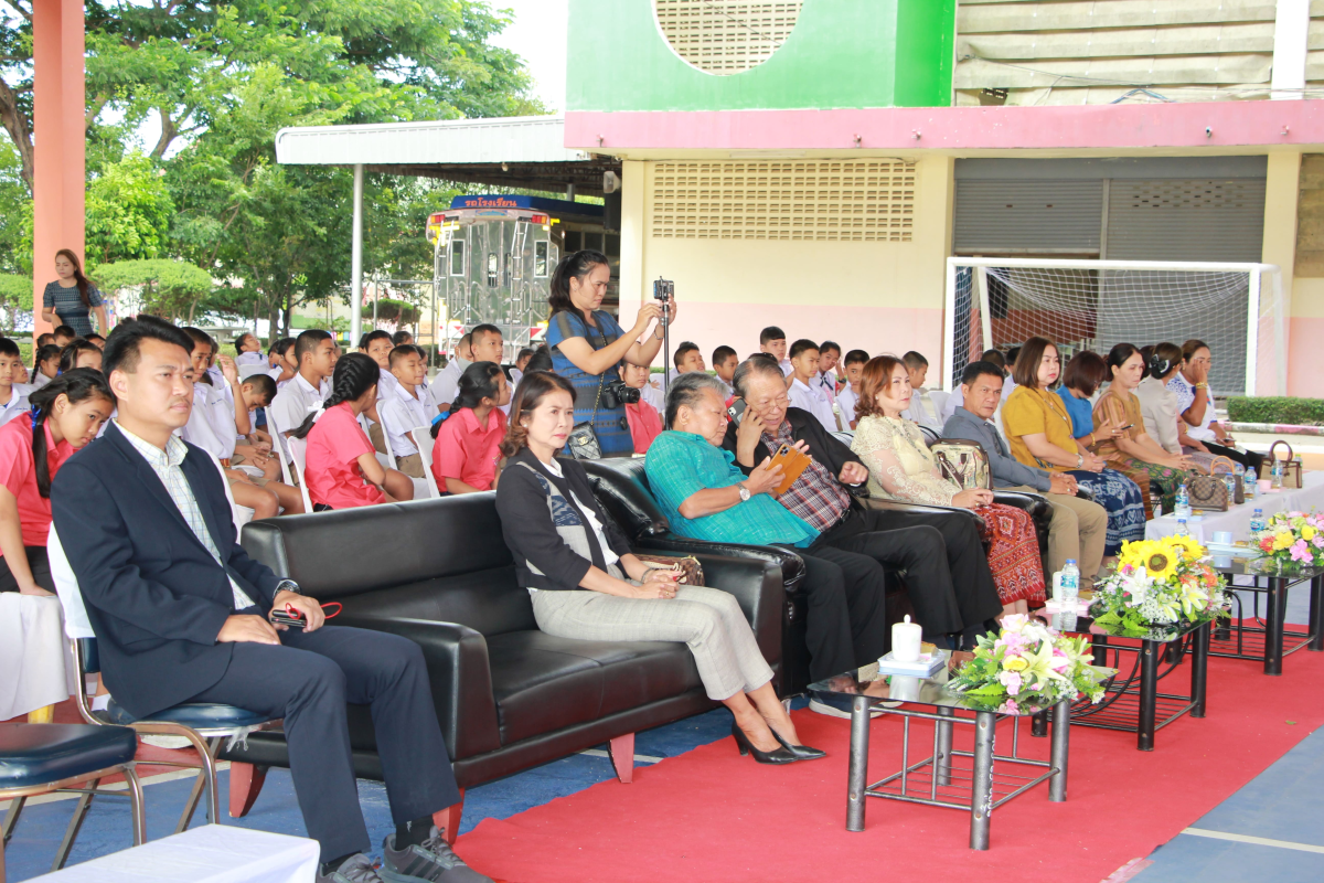 วันที่ 17 พฤศจิกายน 2566 นายชัยรัตน์ กิตติหิรัญวัฒน์ นายกเทศมนตรีตำบลตลาดแค พร้อมด้วยคณะผู้บริหาร สมาชิกสภาเทศบาล เจ้าหน้าที่เทศบาลตำบลตลาดแค และคณะบุคลากรครูโรงเรียนเทศบาลตลาดแค ร่วมพิธีมอบทุนการศึกษาให้กับเด็กนักเรียน และเลี้ยงอาหารกลางวัน เด็กนักเรียนโรงเรียนเทศบาลตลาดแค โดยได้รับความอนุเคราะห์ จากคุณยายประเทือง แก้วไพฑูรย์ คุณทัศนีย์ อิ่มกลาง บุตร หลาน และครอบครัว