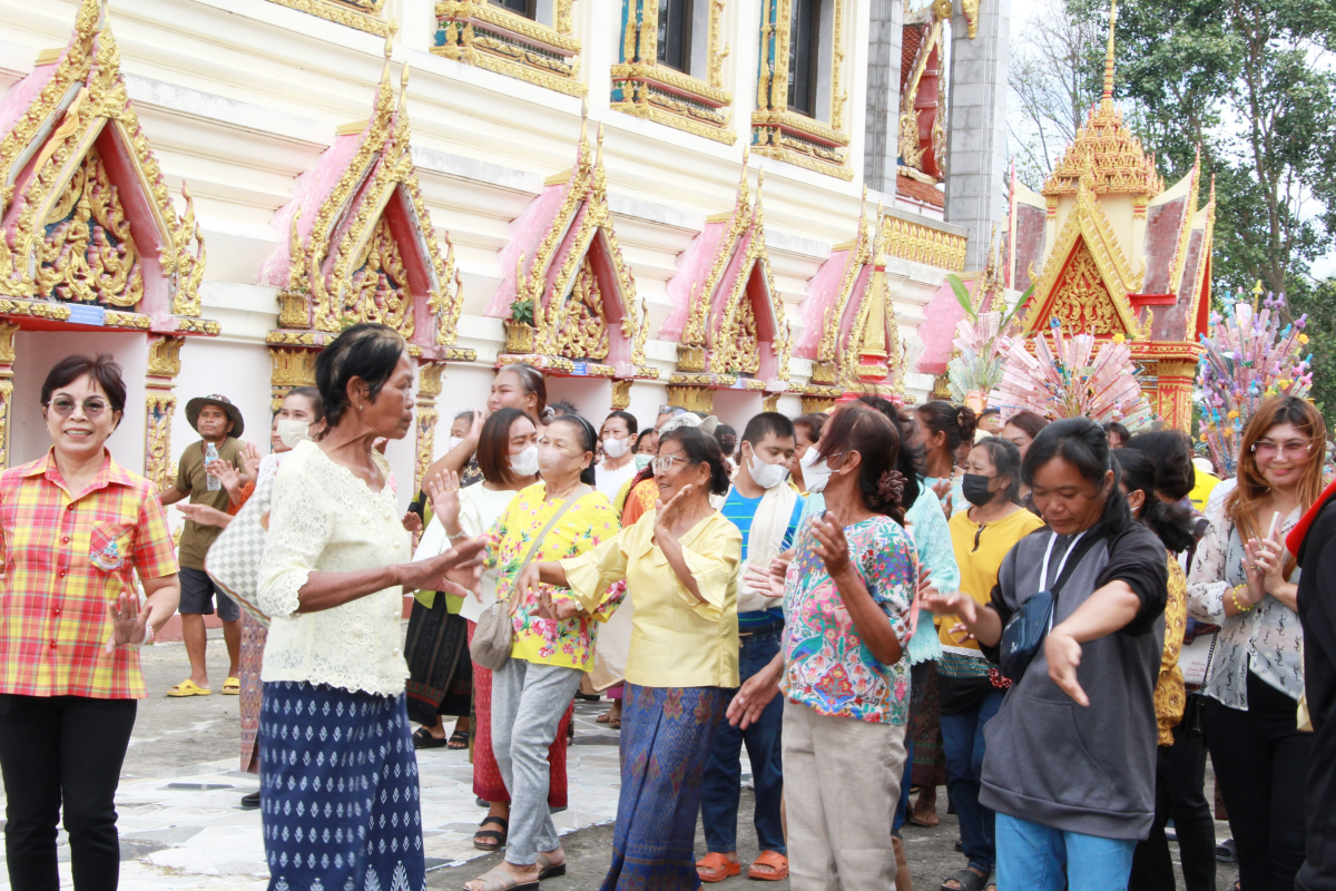 วันที่ 27 พฤศจิกายน 2566 นายชัยรัตน์ กิตติหิรัญวัฒน์ นายกเทศมนตรีตำบลตลาดแค พร้อมด้วยคณะผู้บริหาร สมาชิกสภาเทศบาล บุคคลากรครู เจ้าหน้าที่และพนักงานเทศบาลตำบลตลาดแค ร่วมกิจกรรมทอดผ้าป่าสามัคคี เนื่องในประเพณีลอยกระทง ประจำปี 2566 โดยมีท่านสมเกียรติ ตันดิลกตระกูล (สมาชิกสภาผู้แทนราษฎร) เป็นประธานในพิธีเปิด และมีพี่น้องประชาชนทั้ง 10 ชุมชนเข้าร่วมงาน