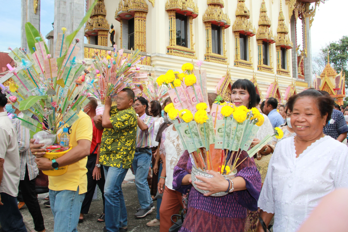 วันที่ 27 พฤศจิกายน 2566 นายชัยรัตน์ กิตติหิรัญวัฒน์ นายกเทศมนตรีตำบลตลาดแค พร้อมด้วยคณะผู้บริหาร สมาชิกสภาเทศบาล บุคคลากรครู เจ้าหน้าที่และพนักงานเทศบาลตำบลตลาดแค ร่วมกิจกรรมทอดผ้าป่าสามัคคี เนื่องในประเพณีลอยกระทง ประจำปี 2566 โดยมีท่านสมเกียรติ ตันดิลกตระกูล (สมาชิกสภาผู้แทนราษฎร) เป็นประธานในพิธีเปิด และมีพี่น้องประชาชนทั้ง 10 ชุมชนเข้าร่วมงาน