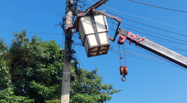 วันที่ 3 พฤศจิกายน 2566 นายชัยรัตน์ กิตติหิรัญวัฒน์ นายกเทศมนตรีตำบลตลาดแค มอบหมายให้เจ้าหน้าที่เทศบาลตำบลตลาดแค ดำเนินการติดตั้งโคมไฟฟ้าส่องสว่าง LED บริเวณถนนซอย 15 ชุมชนสระแทด หมู่ที่ 11