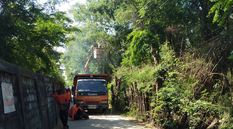 เจ้าหน้าที่เทศบาลตำบลตลาดแค ลงพื้นที่ร่วมกับการไฟฟ้าส่วนภูมิภาคอำเภอพิมาย ดำเนินการตัดต้นไม้ กิ่งไม้ตามแนวสายไฟฟ้า บริเวณถนนเทศบาลซอย 2
