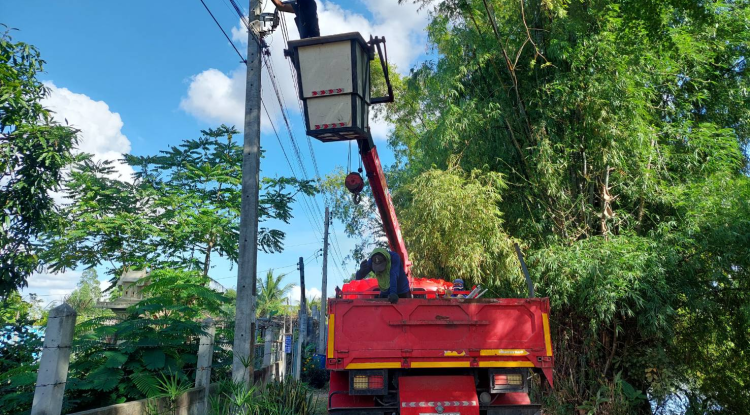 วันที่ 8 พฤศจิกายน 2566 นายชัยรัตน์ กิตติหิรัญวัฒน์ นายกเทศมนตรีตำบลตลาดแค มอบหมายให้เจ้าหน้าที่เทศบาลตำบลตลาดแค ดำเนินการติดตั้งโคมไฟฟ้าส่องสว่าง LED บริเวณถนนเทศบาล ซอย 8 ชุมชนสระแทด หมู่ 11 และชุมชนชาววัง หมู่ 2 อำเภอโนนสูง จังหวัดนครราชสีมา