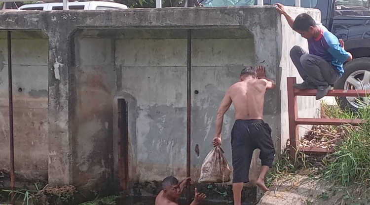 วันที่ 10 พฤศจิกายน 2566 นายชัยรัตน์ กิตติหิรัญวัฒน์ นายกเทศมนตรีตำบลตลาดแค มอบหมายให้เจ้าหน้าที่เทศบาลตำบลตลาดแค ดำเนินการอุดช่องขอบประตูระบายน้ำที่มีการรั่วซึม บริเวณฝายกั้นน้ำ หมู่ที่ 15 ตำบลธารปราสาท อำเภอโนนสูง จังหวัดนครราชสีมา