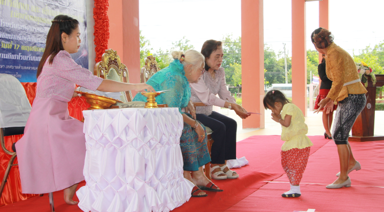 วันที่ 17 พฤศจิกายน 2566 นายชัยรัตน์ กิตติหิรัญวัฒน์ นายกเทศมนตรีตำบลตลาดแค พร้อมด้วยคณะผู้บริหาร สมาชิกสภาเทศบาล เจ้าหน้าที่เทศบาลตำบลตลาดแค และคณะบุคลากรครูโรงเรียนเทศบาลตลาดแค ร่วมพิธีมอบทุนการศึกษาให้กับเด็กนักเรียน และเลี้ยงอาหารกลางวัน เด็กนักเรียนโรงเรียนเทศบาลตลาดแค โดยได้รับความอนุเคราะห์ จากคุณยายประเทือง  แก้วไพฑูรย์ คุณทัศนีย์ อิ่มกลาง บุตร หลาน และครอบครัว