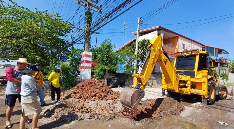 วันที่ 20 พฤศจิกายน 2566 นายชัยรัตน์ กิตติหิรัญวัฒน์ นายกเทศมนตรีตำบลตลาดแค มอบหมายให้เจ้าหน้าที่เทศบาลตำบลตลาดแค ดำเนินการซ่อมท่อเมนประปา ถนนเทศบาลซอย 25  ตำบลธารปราสาท อำเภอโนนสูง จังหวัดนครราชสีมา