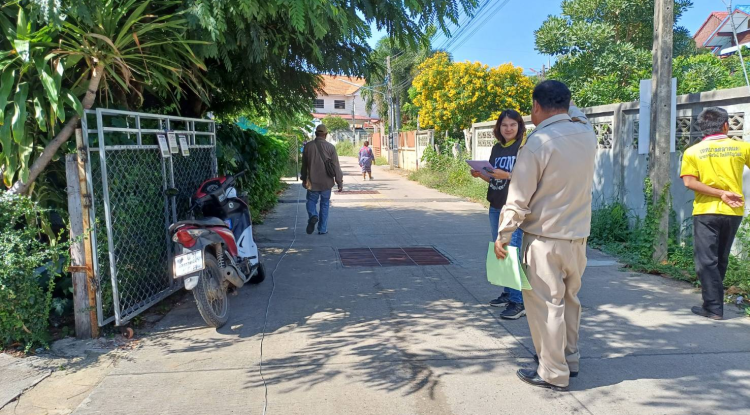 วันที่ 20 พฤศจิกายน 2566 นายชัยรัตน์ กิตติหิรัญวัฒน์ นายกเทศมนตรีตำบลตลาดแค มอบหมายให้นายพิสิษฐ์ ช่ำชอง ผู้อำนวยการกองช่างเทศบาลตำบลตลาดแค  ลงพื้นที่ร่วมกับเจ้าหน้าที่สํานักงานที่ดินจังหวัดนครราชสีมา สาขาโนนสูง ชี้แนวเขตที่ดิน ในเขตเทศบาลตำบลตลาดแค อำเภอโนนสูง จังหวัดนครราชสีมา