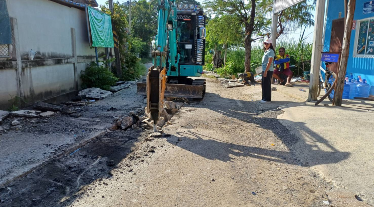 วันที่ 22 พฤศจิกายน 2566 นายชัยรัตน์ กิตติหิรัญวัฒน์ นายกเทศมนตรีตำบลตลาดแค มอบหมายให้เจ้าหน้าที่เทศบาลตำบลตลาดแค  ลงพื้นที่ดำเนินการคุมงานก่อสร้างโครงการการปรับปรุงถนน และก่อสร้างระบบระบายน้ำถนนเทศบาลซอย 9/3 (บ้านนางแก้ว แอบกลาง ถึงบ้านนางสำเรียง แซ่เอี๊ยบ) ชุมชนโนนพิมาน หมูที่ 12 อำเภอโนนสูง จังหวัดนครราชสีมา