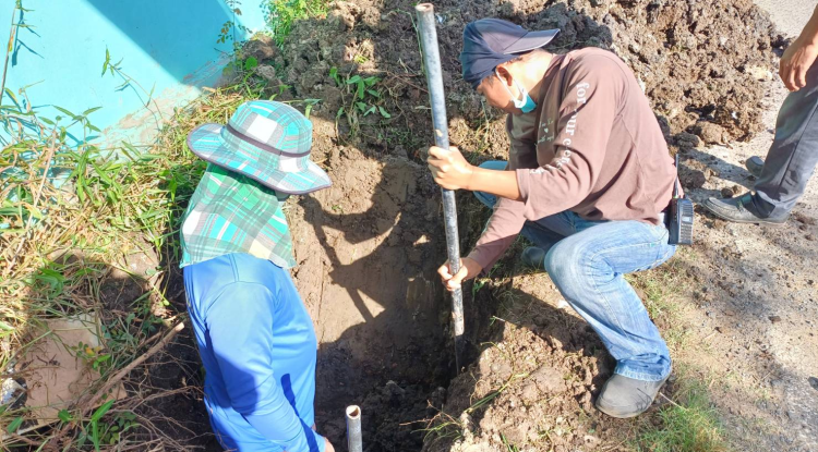 วันที่ 22 พฤศจิกายน 2566 นายชัยรัตน์ กิตติหิรัญวัฒน์ นายกเทศมนตรีตำบลตลาดแค มอบหมายให้เจ้าหน้าที่เทศบาลตำบลตลาดแค ดำเนินการซ่อมท่อเมนประปา ถนนเทศบาลซอย 9/2 หมู่ที่ 12  ตำบลธารปราสาท อำเภอโนนสูง จังหวัดนครราชสีมา