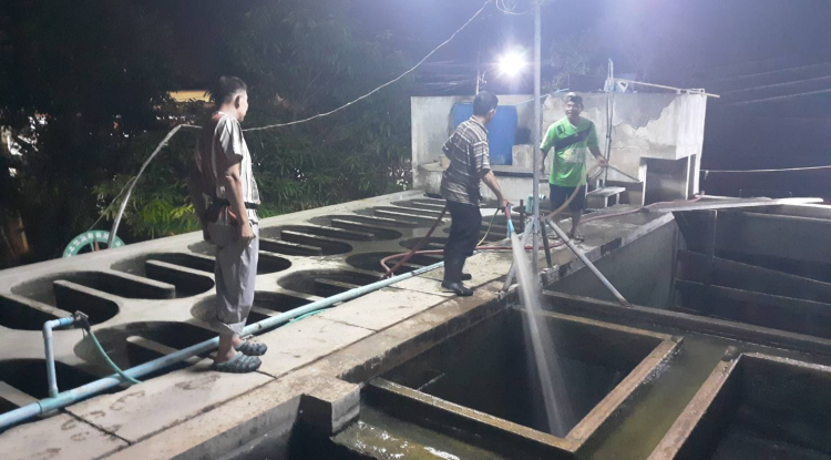 วันที่ 22 พฤศจิกายน  2566 นายชัยรัตน์ กิตติหิรัญวัฒน์ นายกเทศมนตรีตำบลตลาดแค มอบหมายให้เจ้าหน้าที่เทศบา่ลตำบลตลาดแค ดำเนินการล้างถังใต้ดิน ป.1   เพื่อให้พี่น้องประชาชนได้ใช้น้ำระบบประปาที่สะอาด