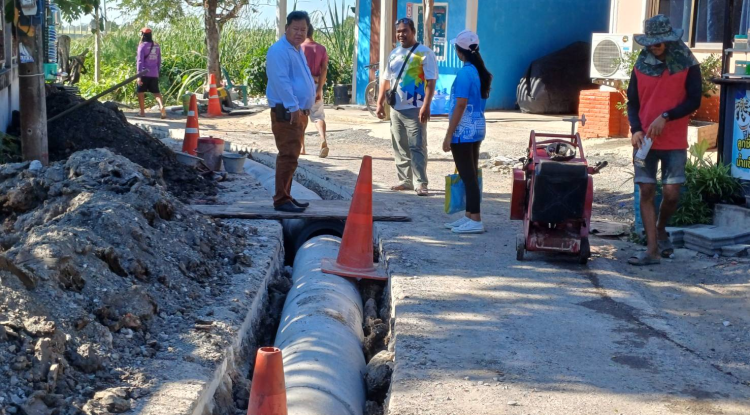 วันที่ 24 พฤศจิกายน 2566 นายชัยรัตน์ กิตติหิรัญวัฒน์ นายกเทศมนตรีตำบลตลาดแค มอบหมายให้เจ้าหน้าที่เทศบาลตำบลตลาดแค  ลงพื้นที่ดำเนินการคุมงานก่อสร้างโครงการการปรับปรุงถนน และก่อสร้างระบบระบายน้ำถนนเทศบาลซอย 9/3 (บ้านนางแก้ว แอบกลาง ถึงบ้านนางสำเรียง แซ่เอี๊ยบ) ชุมชนโนนพิมาน หมูที่ 12 อำเภอโนนสูง จังหวัดนครราชสีมา