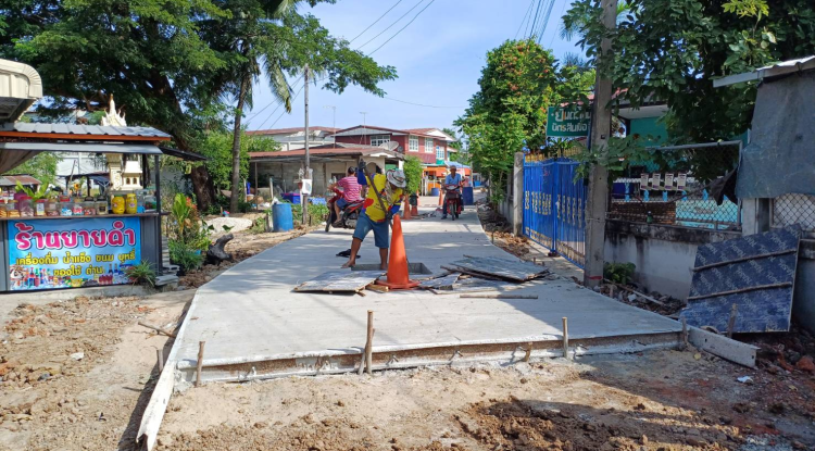 วันที่ 30 พฤศจิกายน 2566 นายชัยรัตน์ กิตติหิรัญวัฒน์ นายกเทศมนตรีตำบลตลาดแค มอบหมายให้เจ้าหน้าที่เทศบาลตำบลตลาดแค  ลงพื้นที่ดำเนินการคุมงานก่อสร้างโครงการการปรับปรุงถนน และก่อสร้างระบบระบายน้ำถนนเทศบาลซอย 9/3 (บ้านนางแก้ว แอบกลาง ถึงบ้านนางสำเรียง แซ่เอี๊ยบ) ชุมชนโนนพิมาน หมูที่ 12 อำเภอโนนสูง จังหวัดนครราชสีมา