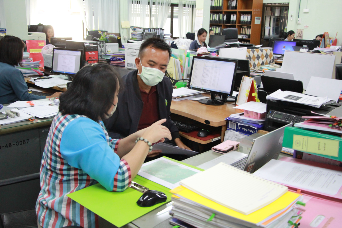 วันที่ 8 ธันวาคม 2566 นายชัยรัตน์ กิตติหิรัญวัฒน์ นายกเทศมนตรีตำบลตลาดแค มอบหมายให้นางวรรณา นานอก รองนายกเทศมนตรีตำบลตลาดแค พร้อมด้วยเจ้าหน้าที่เทศบาลตำบลตลาดแค ร่วมกับสถาบันวิจัยและพัฒนา มหาวิทยาราชภัฏนครราชสีมา ประชุมเชิงปฏิบัติการโครงการวิจัย "การเพิ่มสมรรถนะการบริหารงานขององค์กรปกครองส่วนท้องถิ่นด้านการจัดการภัยพิบัติบนฐานข้อมูลภูมิสารสนเทศ โปรแกรมวิเคราะห์และเมทริกซ์ประเมินความเสี่ยงภัยพิบัติอย่างยั่งยืนในเขตอำเภอโนนสูง