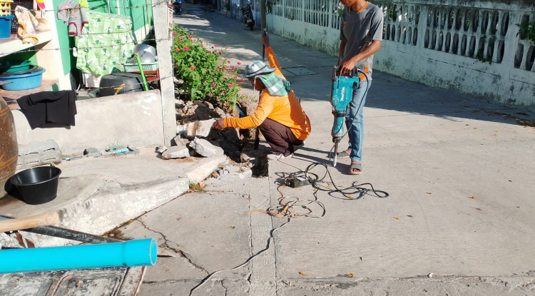 วันที่ 7 ธันวาคม 2566 นายชัยรัตน์ กิตติหิรัญวัฒน์ นายกเทศมนตรีตำบลตลาดแค มอบหมายให้เจ้าหน้าที่เทศบาลตำบลตลาดแค ดำเนินการวางท่อเมนประปา บริเวณซอย 20/3 แก้ไขปัญหาน้ำประปาไหลเบา  อำเภอโนนสูง จังหวัดนครราชสีมา