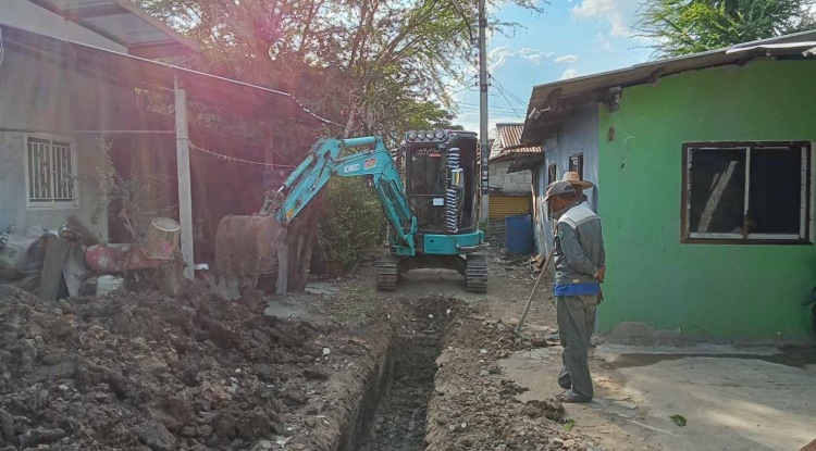 วันที่  15 ธันวาคม 2566 นายชัยรัตน์ กิตติหิรัญวัฒน์ นายกเทศบาลตำบลตลาดแค มอบหมายให้เจ้าหน้าที่เทศบาลตำบลตลาดแค ดำเนินการควบคุมงานโครงการก่อสร้างถนนและระบบระบายน้ำ ถนนเทศบาลซอย 9/4 (บ้านนางไปล่ ญาติกลาง) ชุมชนโนนพิมาน หมู่ที่ 12 ตำบลธารปราสาท อำเภอโนนสูง จังหวัดนครราชสีมา