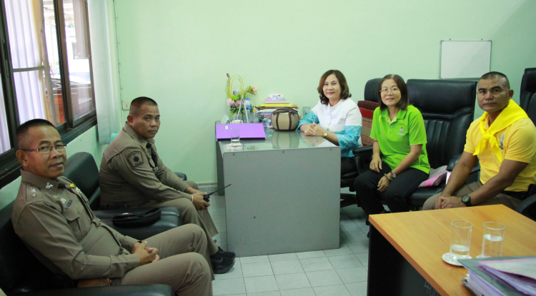 วันที่ 20 ธันวาคม 2566 นายชัยรัตน์ กิตติหิรัญวัฒน์ นายกเทศมนตรีตำบลตลาดแค มอบหมายให้  นางวรรณา นานอก รองนายกเทศมนตรีตำบลตลาดแค พร้อมด้วยนางสุรัชดา ตันตระกูล ผู้อำนวยการกองยุทธศาสตร์และงบประมาณ ร่วมต้อนรับ พ.ต.ท.วิโรจน์ การเรียน รอง ผกก.ป.สภ.โนนสูง  พ.ต.ต.เฉลียว เจริญสุข สวป.สภ.โนนสูง และ พ.ต.ต.สถิต อิ่มพรมราช สวป.(ชส) สภ.โนนสูง ลงพื้นที่ตรวจเยี่ยมเทศบาลตำบลตลาดแค อำเภอโนสูง จังหวัดนครราชสีมา