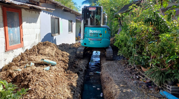 วันที่  20 ธันวาคม 2566 นายชัยรัตน์ กิตติหิรัญวัฒน์ นายกเทศบาลตำบลตลาดแค มอบหมายให้เจ้าหน้าที่เทศบาลตำบลตลาดแค ดำเนินการควบคุมงานโครงการก่อสร้างถนนและระบบระบายน้ำ ถนนเทศบาลซอย 9/4 (บ้านนางไปล่ ญาติกลาง) ชุมชนโนนพิมาน หมู่ที่ 12 ตำบลธารปราสาท อำเภอโนนสูง จังหวัดนครราชสีมา