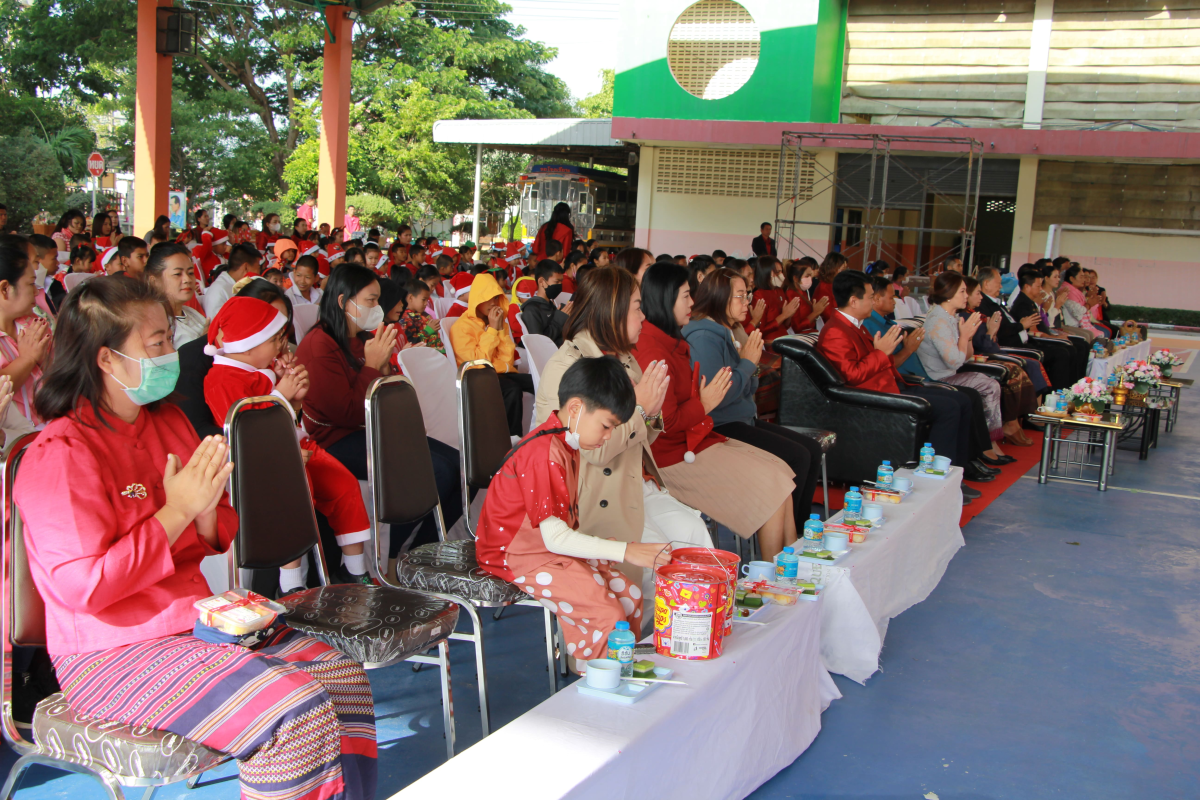 วันที่ 25 ธันวาคม 2566 นายชัยรัตน์ กิตติหิรัญวัฒน์ นายกเทศบาลตำบลตลาดแค พร้อมด้วยคณะผู้บริหาร สมาชิกสภาเทศบาล พนักงานเทศบาลตำบลตลาดแค บุคลากรครูโรงเรียนเทศบาลตลาดแค และผู้ปกครองนักเรียนโรงเรียนเทศบาลตลาดแค ร่วมกิจกรรมพิธีทำบุญส่งท้ายปี 2566 และต้อนรับปี 2567 กิจกรรมทำบุญตักบาตรข้าวสาร อาหารแห้ง ณ สนามกีฬาอเนกประสงค์ โรงเรียนเทศบาลตลาดแค อำเภอโนนสูง จังหวัดนครราชสีมา