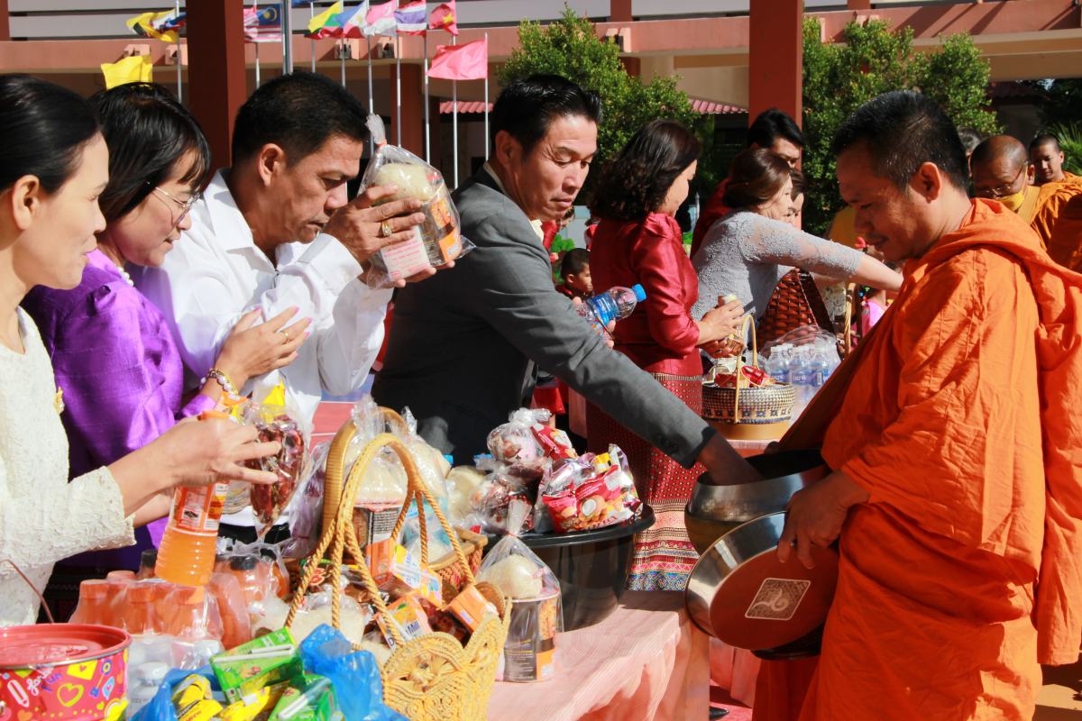 วันที่ 25 ธันวาคม 2566 นายชัยรัตน์ กิตติหิรัญวัฒน์ นายกเทศบาลตำบลตลาดแค พร้อมด้วยคณะผู้บริหาร สมาชิกสภาเทศบาล พนักงานเทศบาลตำบลตลาดแค บุคลากรครูโรงเรียนเทศบาลตลาดแค และผู้ปกครองนักเรียนโรงเรียนเทศบาลตลาดแค ร่วมกิจกรรมพิธีทำบุญส่งท้ายปี 2566 และต้อนรับปี 2567 กิจกรรมทำบุญตักบาตรข้าวสาร อาหารแห้ง ณ สนามกีฬาอเนกประสงค์ โรงเรียนเทศบาลตลาดแค อำเภอโนนสูง จังหวัดนครราชสีมา