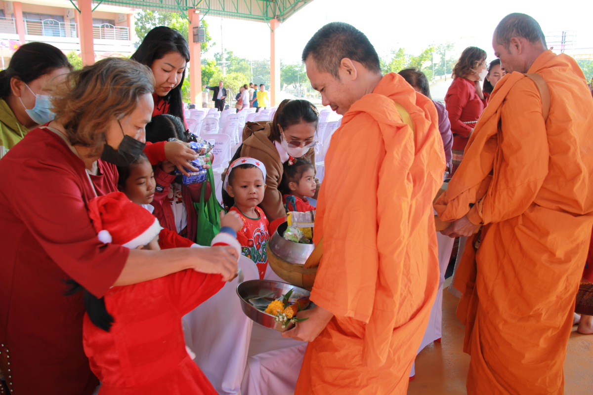 วันที่ 25 ธันวาคม 2566 นายชัยรัตน์ กิตติหิรัญวัฒน์ นายกเทศบาลตำบลตลาดแค พร้อมด้วยคณะผู้บริหาร สมาชิกสภาเทศบาล พนักงานเทศบาลตำบลตลาดแค บุคลากรครูโรงเรียนเทศบาลตลาดแค และผู้ปกครองนักเรียนโรงเรียนเทศบาลตลาดแค ร่วมกิจกรรมพิธีทำบุญส่งท้ายปี 2566 และต้อนรับปี 2567 กิจกรรมทำบุญตักบาตรข้าวสาร อาหารแห้ง ณ สนามกีฬาอเนกประสงค์ โรงเรียนเทศบาลตลาดแค อำเภอโนนสูง จังหวัดนครราชสีมา