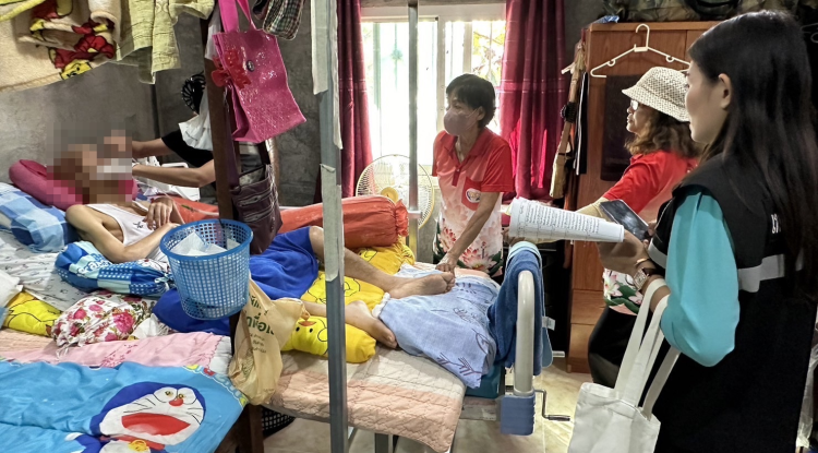 วันที่ 10 มกราคม 2567 นายชัยรัตน์ กิตติหิรัญวัฒน์ นายกเทศมนตรีตำบลตลาดแค มอบหมายให้เจ้าหน้าที่เทศบาลตำบลตลาดแค  ร่วมกับผู้ช่วยเหลือดูแลผู้มีภาวะพึ่งพิงลงพื้นที่ให้บริการด้านสาธารณสุขตามโครงการการจัดระบบการดูแลระยะยาวด้านสาธารณสุขสำหรับผู้สูงอายุที่มีภาวะพึ่งพิงและบุคคลอื่นที่มีภาวะพึ่งพิง (Long Term Care) ตามชุดสิทธิประโยชน์ สปสช. บ้านสำโรง หมู่ 1  อำเภอโนนสูง จังหวัดนครราชสีมา