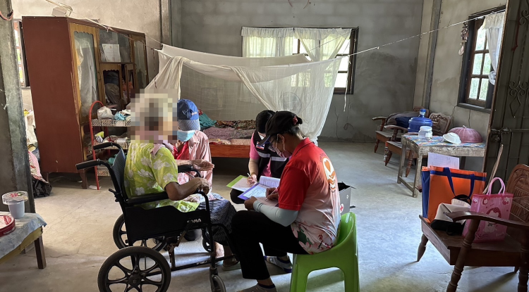 วันที่ 16 มกราคม 2567 นายชัยรัตน์ กิตติหิรัญวัฒน์ นายกเทศมนตรีตำบลตลาดแค มอบหมายให้เจ้าหน้าที่เทศบาลตำบลตลาดแค  ร่วมกับผู้ช่วยเหลือดูแลผู้มีภาวะพึ่งพิงลงพื้นที่ให้บริการด้านสาธารณสุขตามโครงการการจัดระบบการดูแลระยะยาวด้านสาธารณสุขสำหรับผู้สูงอายุที่มีภาวะพึ่งพิงและบุคคลอื่นที่มีภาวะพึ่งพิง (Long Term Care) ตามชุดสิทธิประโยชน์ สปสช. บ้านตลาดแคตะวันออก หมู่ 15  อำเภอโนนสูง จังหวัดนครราชสีมา