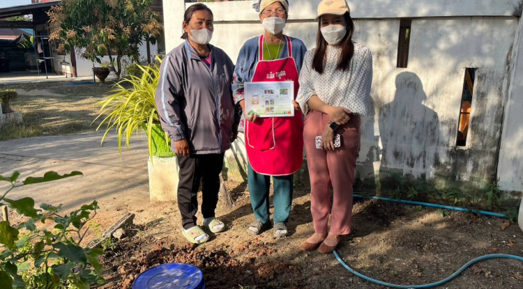 เทศบาลตำบลตลาดแค อำเภอโนนสูง จังหวัดนครราชสีมา ได้ดำเนินการติดตามการขับเคลื่อนแผนปฏิบัติการเชิงกลยุทธ์แนวใหม่ RE-X-RAY โครงการถังขยะลดโลกร้อน เพื่อบรรลุเป้าหมายการปล่อยก๊าซเรือนกระจกเป็นศูนย์ โดยการสำรวจและรณรงค์ประชาสัมพันธ์ให้มีการจัดทำถังขยะเปียกทุกครัวเรือน พร้อมทั้งให้คำแนะนำการจัดทำและการใช้ถังขยะเปียกอย่างถูกวิธีแก่ประชาชน