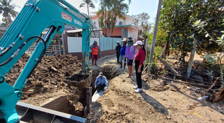 วันที่  6 กุมภาพันธ์ 2567 นายชัยรัตน์ กิตติหิรัญวัฒน์ นายกเทศบาลตำบลตลาดแค มอบหมายให้เจ้าหน้าที่เทศบาลตำบลตลาดแค ดำเนินการควบคุมงานโครงการก่อสร้างถนนหินคลุกและท่อระบายน้ำ คสล. ถนนเทศบาลซอย 7/4 (ถนนเทศบาลซอย 7 ถึงถนนเทศบาลซอย 17)) ชุมชนตลาดตะวันออกฝั่งเหนือ หมู่ที่ 15 ตำบลธารปราสาท อำเภอโนนสูง จังหวัดนครราชสีมา