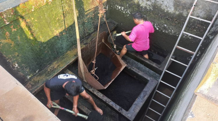 วันที่ 8 กุมภาพันธ์ 2567 นายชัยรัตน์ กิตติหิรัญวัฒน์ นายกเทศมนตรีตำบลตลาดแค มอบหมายให้เจ้าหน้าที่เทศบาลตำบลตลาดแคดำเนินการเปลี่ยนถ่ายกรวด หิน ทราย สำหรับกรองน้ำประปา เพื่อให้น้ำประปาใสสะอาด ปราศจากเชื้อโรค