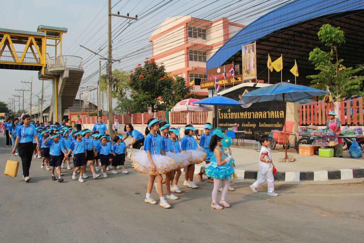 วันที่ 1 มีนาคม 2567 นายชัยรัตน์ กิตติหิรัญวัฒน์ นายกเทศมนตรีตำบลตลาดแค พร้อมด้วยคณะผู้บริหาร สมาชิกสภาเทศบาล ผู้ใหญ่บ้าน และผู้นำชุมชน ร่วมกิจกรรมการแข่งขันกีฬาสีภายในโรงเรียน ดอกแคเกมส์ ครั้งที่ 14 ประจำปีการศึกษา 2566 “ ณ ลานกีฬาอเนกประสงค์โรงเรียนเทศบาลตลาดแค อำเภอโนนสูง จังหวัดนครราชสีมา