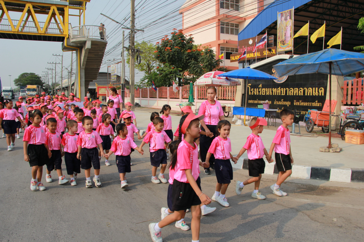 วันที่ 1 มีนาคม 2567 นายชัยรัตน์ กิตติหิรัญวัฒน์ นายกเทศมนตรีตำบลตลาดแค พร้อมด้วยคณะผู้บริหาร สมาชิกสภาเทศบาล ผู้ใหญ่บ้าน และผู้นำชุมชน ร่วมกิจกรรมการแข่งขันกีฬาสีภายในโรงเรียน ดอกแคเกมส์ ครั้งที่ 14 ประจำปีการศึกษา 2566 “ ณ ลานกีฬาอเนกประสงค์โรงเรียนเทศบาลตลาดแค อำเภอโนนสูง จังหวัดนครราชสีมา