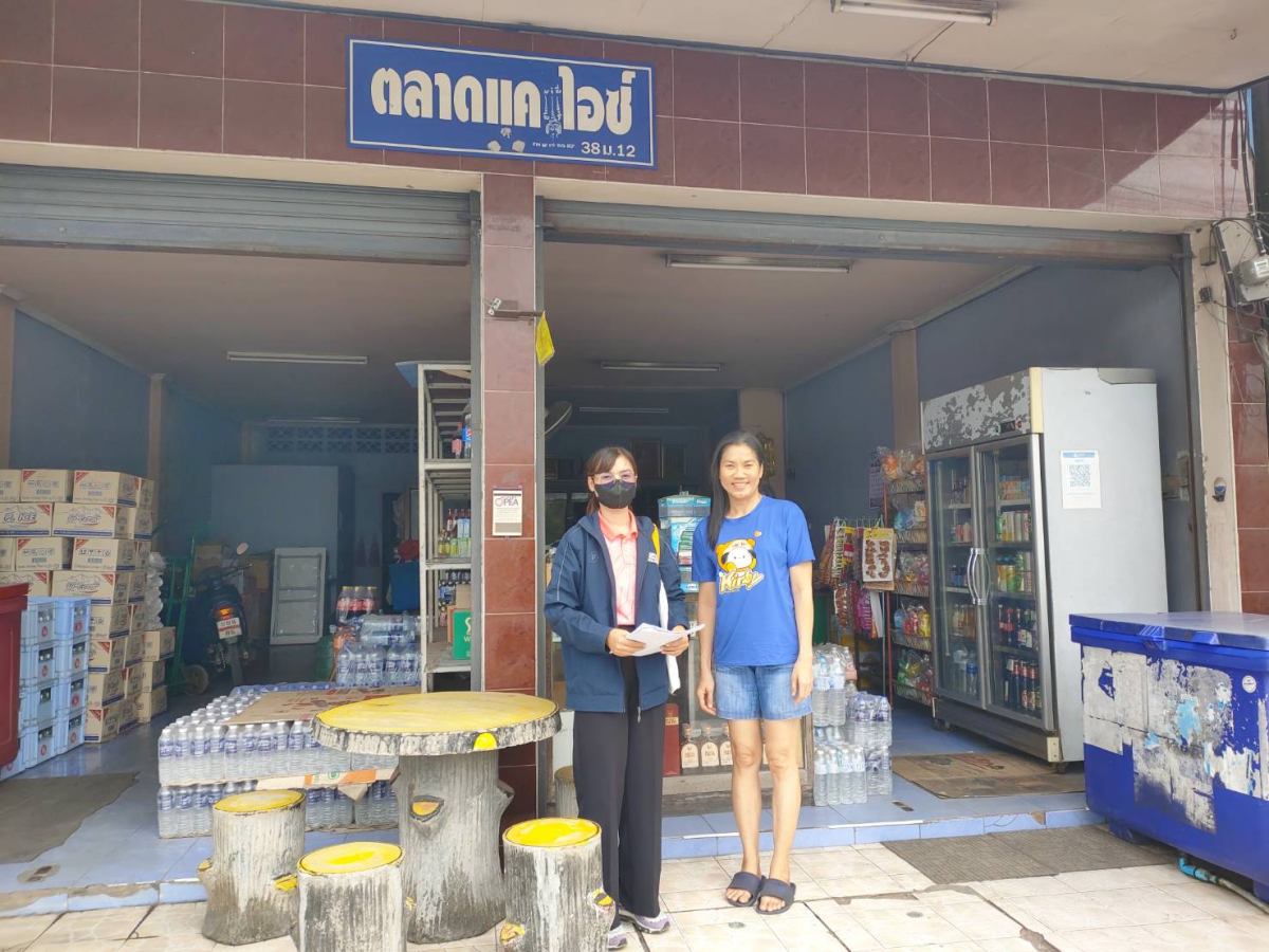 วันที่ 20 มีนาคม 2567 นายชัยรัตน์ กิตติหิรัญวัฒน์ นายกเทศมนตรีตำบลตลาดแค มอบหมายให้เจ้าหน้าที่เทศบาลตำบลตลาดแค ลงพื้นที่ดำเนินการออกตรวจสถานประกอบกิจการจำหน่ายอาหาร สะสมอาหาร และสถานประกอบการที่เป็นอันตรายต่อสุขภาพ บริเวณหมู่ 12 และหมู่ 1 ตำบลธารปราสาท อำเภอโนนสูง จังหวัดนครราชสีมา เพื่อตรวจประเมินประกอบการออกใบอนุญาตประจำปี 2567