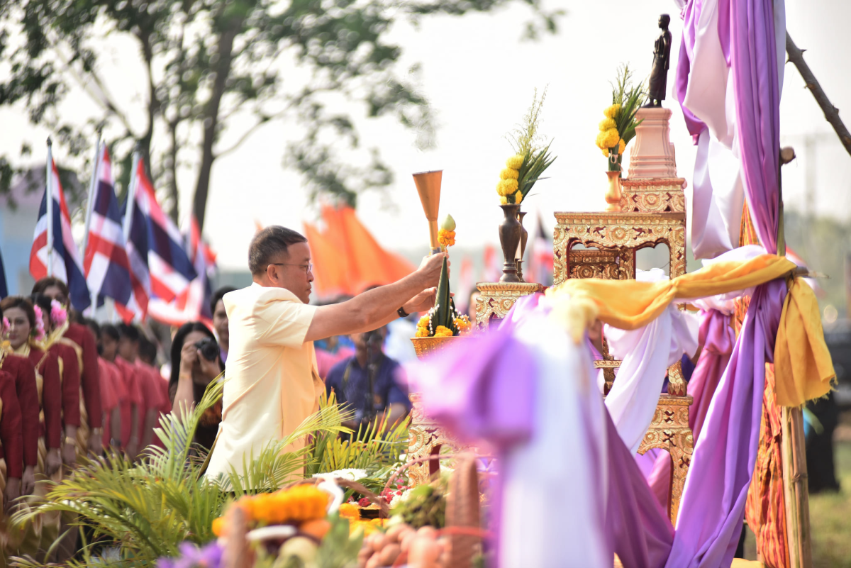 วันที่ 23 มีนาคม 2567 เทศบาลตำบลตลาดแค นำโดยนายชัยรัตน์ กิตติหิรัญวัฒน์ นายกเทศมนตรีตำบลตลาดแค พร้อมด้วยคณะผู้บริหาร สมาชิกสภาเทศบาล เจ้าหน้าที่เทศบาลตำบลตลาดแค ตัวแทนภาคประชาชน ร่วมงานวิ่งคบไฟ 4 มุมเมืองของอำเภอโนนสูง ฉลองวันแห่งชัยชนะท่านท้าวสุรนารี ประจำปี 2567 เพื่อเทิดทูลวีรกรรมท่านท้าวสุรนารี วีรสตรีของชาวจังหวัดนครราชสีมา โดยมี นายจิรเดช พงษ์ประสิทธิ์ นายอำเภอโนนสูง เป็นประธานในพิธี ณ บริเวณทางเข้าอนุสรณ์สถานวีรกรรมทุ่งสัมฤทธิ์