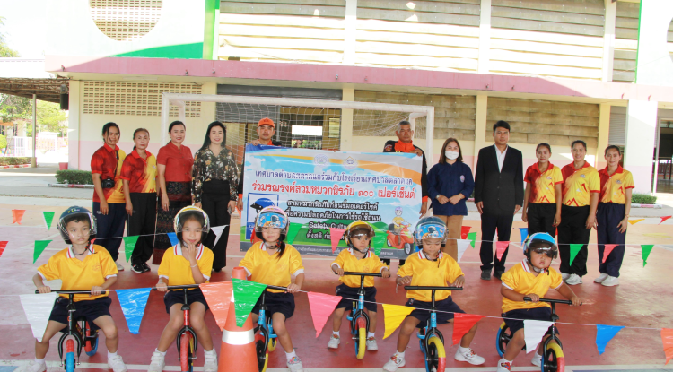 วันที่ 21 กุมพาพันธ์ 2567 นายชัยรัตน์ กิตติหิรัญวัฒน์ นายกเทศมนตรีตำบลตลาดแค มอบหมายให้เจ้าหน้าที่เทศบาลตำบลตลาดแค ร่วมให้ความรู้กับเด็กศูนย์พัฒนาเด็กเล็กเทศบาลตำบลตลาดแค ตามโครงการส่งเสริมพัฒนาทักษะชีวิตในเด็กปฐมวัย (การป้องกันเด็กจมน้ำ) ประจำปีงบประมาณ 2567 โดยมีวัตถุประสงค์ให้เด็กรู้จักหลีกเลี่ยงแหล่งน้ำ อย่าใกล้ อย่าก้ม อย่าเก็บ เด็กรู้จักการเกิดอันตรายจากการเล่นน้ำ เด็กรู้จักการขอความช่วยเหลือเมื่อมีเหตุการณ์จมน้ำ 