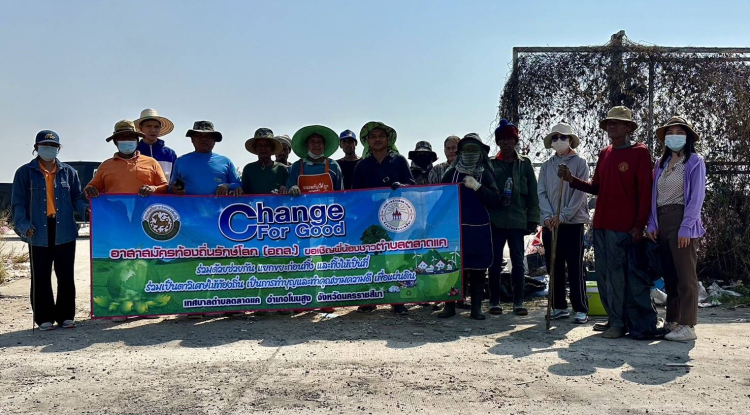 วันที่ 7 มีนาคม 2567 นายชัยรัตน์ กิตติหิรัญวัฒน์ นายกเทศมนตรีตำบลตลาดแค มอบหมายให้เจ้าหน้าที่กองสาธารณสุขและสิ่งแวดล้อมเทศบาลตำบลตลาดแค ร่วมกับ พนักงานเก็บขยะ องค์การบริหารส่วนตำบลธารปราสาท ดำเนินการทำความสะอาด เก็บขยะมูลฝอย ที่ปลิวบริเวณรอบบ่อขยะ เพื่อให้เกิดความสะอาดและลดปริมาณขยะสะสมในพื้นที่ไร่นาของประชาชน