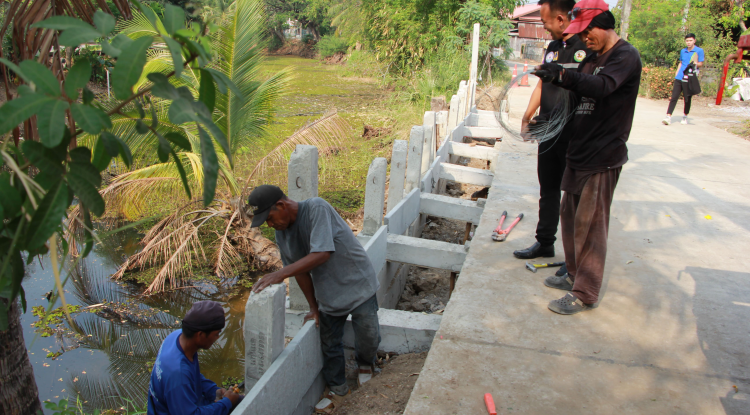 วันที่ 8 มีนาคม 2567 นายชัยรัตน์ กิตติหิรัญวัฒน์ นายกเทศบาลตำบลตลาดแค มอบหมายเจ้าหน้าที่เทศบาลตำบลตลาดแคดำเนินการทำพนังกันดิน บริเวณถนนเทศบาลซอย 7 ตำบลธารปราสาท อำเภอโนนสูง จังหวัดนครราชสีมา