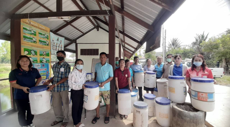 วันที่ 8 มีนาคม 2567 นายชัยรัตน์ กิตติหิรัญวัฒน์ นายกเทศบาลตำบลตลาดแค มอบหมายเจ้าหน้าที่เทศบาลตำบลตลาดแค  ดำเนินการประชาสัมพันธ์วิธีการจัดทำถังขยะเปียกลดโลกร้อน  เพื่อกำจัดขยะเปียกในครัวเรือน พร้อมทั้งได้ขอความอนุเคราะห์ถังคลอรีนจากกองการประปาจำนวน 14 ถัง เพื่อให้ผู้นำชุมชนตลาดแค หมู่ 2 ได้นำไปจัดตั้งถังขยะเปียกเป็นตัวอย่างให้ประชาชนในชุมชนต่อไป