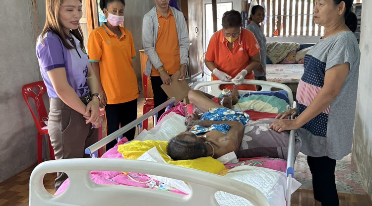 วันที่ 14 มีนาคม 2567 นายชัยรัตน์ กิตติหิรัญวัฒน์ นายกเทศมนตรีตำบลตลาดแค มอบหมายให้เจ้าหน้าที่เทศบาลตำบลตลาดแค  ร่วมกับผู้ช่วยเหลือดูแลผู้มีภาวะพึ่งพิงลงพื้นที่ให้บริการด้านสาธารณสุขตามโครงการการจัดระบบการดูแลระยะยาวด้านสาธารณสุขสำหรับผู้สูงอายุที่มีภาวะพึ่งพิงและบุคคลอื่นที่มีภาวะพึ่งพิง (Long Term Care) ตามชุดสิทธิประโยชน์ สปสช.  หมู่ 11  อำเภอโนนสูง จังหวัดนครราชสีมา