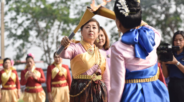 วันที่ 23 มีนาคม 2567 เทศบาลตำบลตลาดแค นำโดยนายชัยรัตน์ กิตติหิรัญวัฒน์ นายกเทศมนตรีตำบลตลาดแค พร้อมด้วยคณะผู้บริหาร สมาชิกสภาเทศบาล เจ้าหน้าที่เทศบาลตำบลตลาดแค ตัวแทนภาคประชาชน ร่วมงานวิ่งคบไฟ 4 มุมเมืองของอำเภอโนนสูง ฉลองวันแห่งชัยชนะท่านท้าวสุรนารี ประจำปี 2567 เพื่อเทิดทูลวีรกรรมท่านท้าวสุรนารี วีรสตรีของชาวจังหวัดนครราชสีมา โดยมี นายจิรเดช พงษ์ประสิทธิ์ นายอำเภอโนนสูง เป็นประธานในพิธี  ณ บริเวณทางเข้าอนุสรณ์สถานวีรกรรมทุ่งสัมฤทธิ์