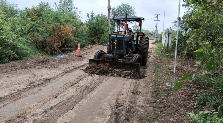 วันที่ 27 มีนาคม 2567 นายชัยรัตน์ กิตติหิรัญวัฒน์ นายกเทศมนตรีตำบลตลาดแค มอบหมายให้เจ้าหน้าที่เทศบาลตำบลตลาดแค ดำเนินการปรับสภาพพื้นผิวจราจร เพื่อบรรเทาความเดือดร้อนให้กับประชาชนที่ใช้ทางสัญจรไปมา  บริเวณถนนเทศบาลซอย 13  ชุมชนตะขบ หมู่ที่ 4 ตำบลธารปราสาท อำเภอโนนสูง จังหวัดนครราชสีมา