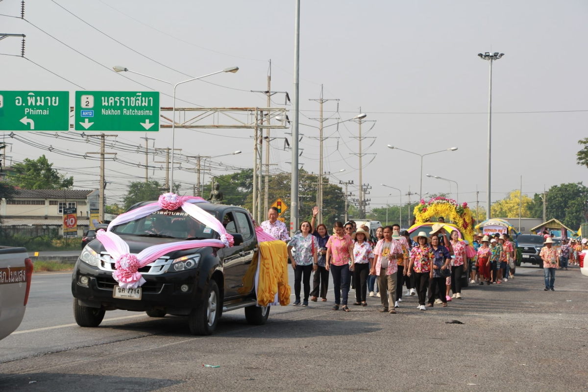 วันที่ 13 เมษายน 2566 เทศบาลตำบลตลาดแค นำโดยนายชัยรัตน์ กิตติหิรัญวัฒน์ นายกเทศมนตรีตำบลตลาดแค พร้อมด้วยคณะผู้บริหาร สมาชิกสภาเทศบาล ผู้นำชุมชน และประชาชนชาวตลาดแค ร่วมสืบสานประเพณีสงกรานต์ ประจำปี 2567 สรงน้ำพระ รดน้ำขอพรผู้สูงอายุ และกิจกรรมแข่งขันกีฬา ณ บริเวณลานอเนกประสงค์โรงเรียนเทศบาลตลาดแค อำเภอโนนสูง จังหวัดนครราชสีมา