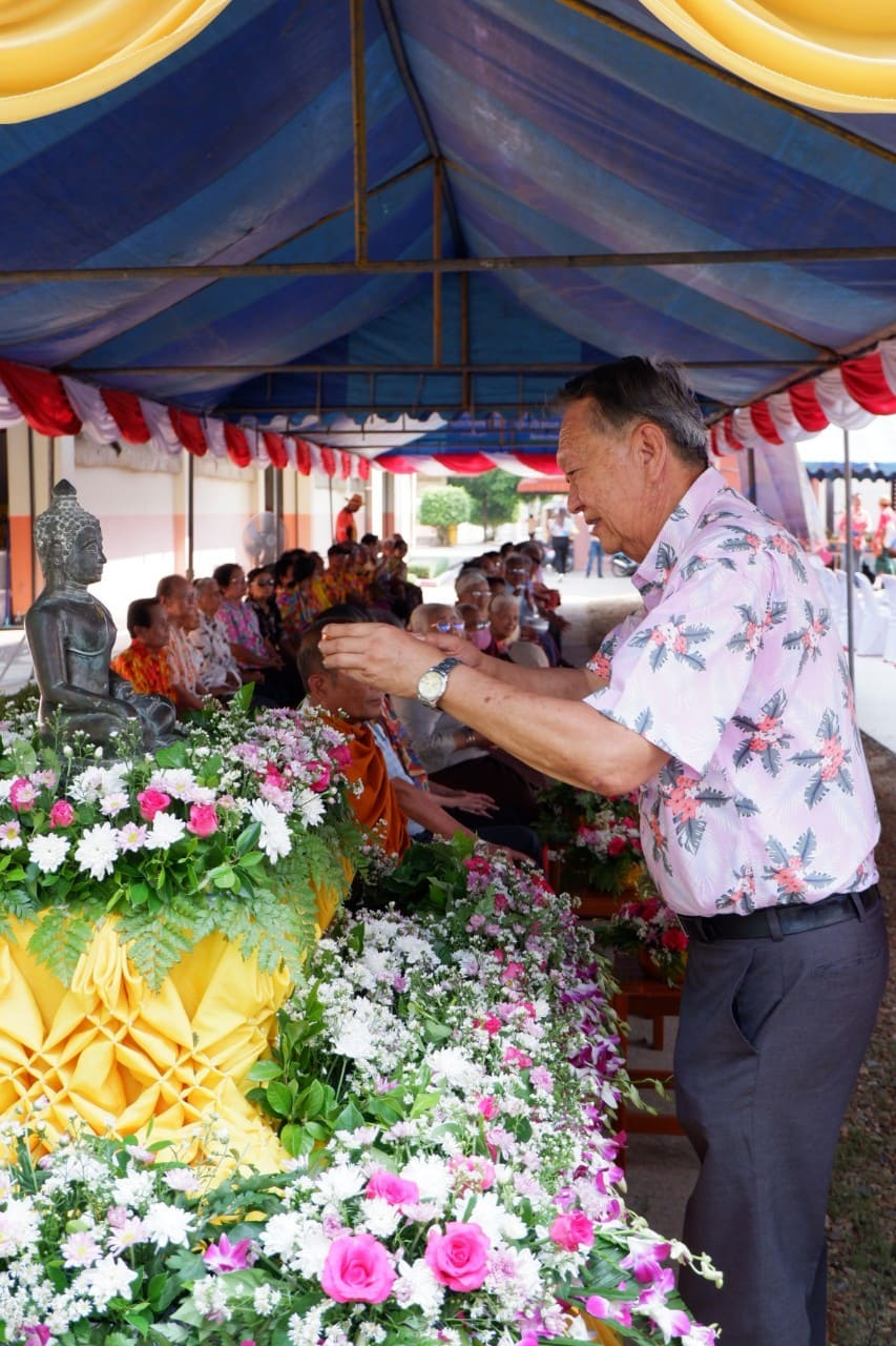 วันที่ 13 เมษายน 2566 เทศบาลตำบลตลาดแค นำโดยนายชัยรัตน์ กิตติหิรัญวัฒน์ นายกเทศมนตรีตำบลตลาดแค พร้อมด้วยคณะผู้บริหาร สมาชิกสภาเทศบาล ผู้นำชุมชน และประชาชนชาวตลาดแค ร่วมสืบสานประเพณีสงกรานต์ ประจำปี 2567 สรงน้ำพระ รดน้ำขอพรผู้สูงอายุ และกิจกรรมแข่งขันกีฬา ณ บริเวณลานอเนกประสงค์โรงเรียนเทศบาลตลาดแค อำเภอโนนสูง จังหวัดนครราชสีมา
