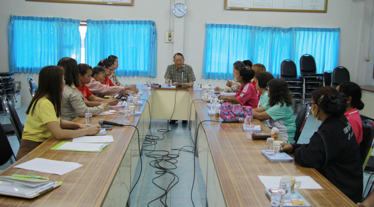 วันที่ 23 เมษายน 2567 นายชัยรัตน์ กิตติหิรัญวัฒน์ นายกเทศมนตรีตำบลตลาดแค พร้อมด้วยนางสาวบรรจง เพ็ชรพิมาย รองนายกเทศมนตรีตำบลตลาดแค นางวรรณา นานอก รองนายกเทศมนตรีตำบลคลาดแค เจ้าหน้าที่เทศบาลตำบลตลาดแค และผู้ช่วยเหลือดูแลผู้มีภาวะพึ่งพิง ประชุมติดตามผลการดำเนินงานการจัดระบบการดูแลระยะยาวด้านสาธารณสุขสำหรับผู้สูงอายุที่มีภาวะพึ่งพิงและบุคคลอื่นที่มีภาวะพึ่งพิง (Long Term Care) ประจำปี 2567 ณ ห้องประชุมเทศบาลตำบลตลาดแค  