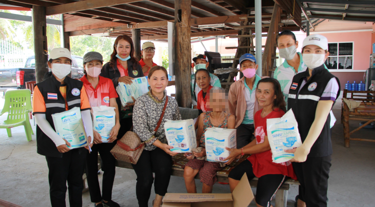 วันที่ 25 เมษายน 2567 นายชัยรัตน์ กิตติหิรัญวัฒน์ นายกเทศมนตรีตำบลตลาดแคล มอบหมายให้นางวรรณา นานอก รองนายกเทศมนตรีตำบลตลาดแค  พร้อมด้วยเจ้าหน้าที่กองสาธารณสุขและสิ่งแวดล้อมและผู้ช่วยเหลือดูแลผู้มีภาวะพึ่งพิง  ลงพื้นที่เยี่ยมให้กำลังใจและมอบผลิตภัณฑ์ผ้าอ้อมผู้ใหญ่ แผ่นรองซึมซับให้กับผู้มีภาวะพึ่งพิง ตามชุดสิทธิประโยชน์ สปสช. ภายใต้โครงการการจัดบริการดูแลระยะยาวสำหรับผู้สูงอายุที่มีภาวะพึ่งพิงและบุคคลอื่นที่มีภาวะพึ่งพิง (Long Term Care) ภายในเขตเทศบาลตำบลตลาดแค