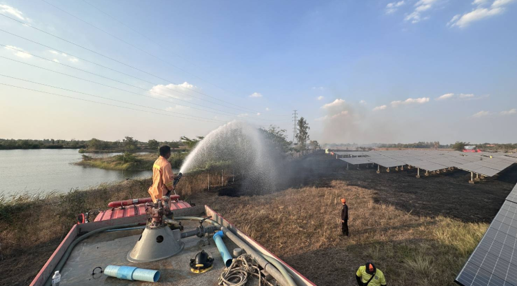 วันที่ 29 เมษายน 2567  เวลา 16.50 น. ได้รับการแจ้งเหตุจากองค์การบริหารส่วนตำบลดอนชมพู ขอสนับสนุนเหตุไฟไหม้หญ้า ลุกลามเข้าโรงโซล่าเซลล์  บริษัท โซล่า เพาเวอร์ (SPC) หมู่ที่ 11 นายชัยรัตน์ กิตติหิรัญวัฒน์  นายกเทศมนตรีตำบลตลาดแค ได้สั่งการให้เจ้าหน้าที่งานป้องกันและบรรเทาสาธารณภัย จำนวน 5 นาย นำรถน้ำออกระงับเหตุเพลิงไหม้ร่วมกับองค์การบริหารส่วนตำบลดอนชมพู  สามารถควบคุมเพลิงให้อยู่ในวงจำกัดได้ 