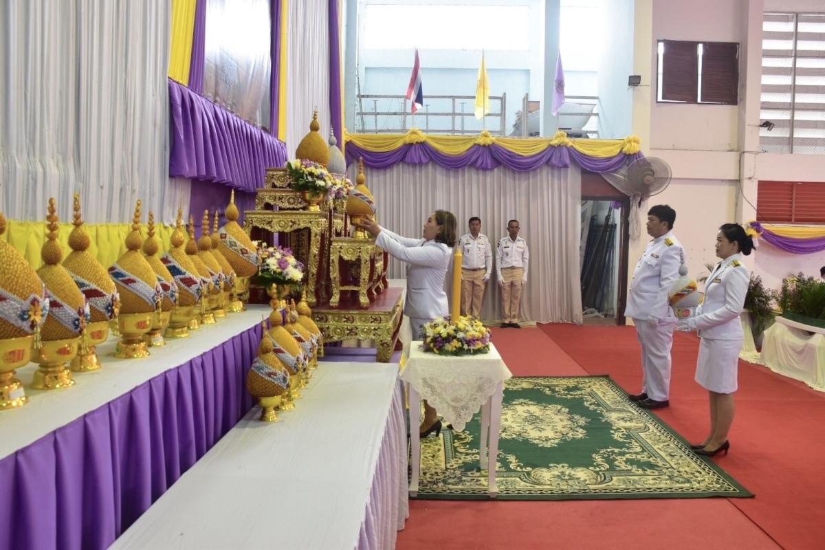 วันที่ 3 มิถุนายน 2567 นายชัยรัตน์ กิตติหิรัญวัฒน์ นายกเทศมนตรีตำบลตลาดแค มอบหมายให้นางวรรณา นานอก รองนายกเทศมนตรีตำบลตลาดแค พร้อมด้วยเจ้าหน้าที่กองยุทธ์ศาสตร์และงบประมาณ และเจ้าหน้าที่หน่วยตรวจสอบภายใน ร่วมกิจกรรมเฉลิมพระเกียรติสมเด็จพระนางเจ้าฯ พระบรมราชินี เนื่องในโอกาสวันเฉลิมพระชนมพรรษา 3 มิถุนายน 2567 ณ หอประชุมอำเภอโนนสูง อำเภอโนนสูง จังหวัดนครราชสีมา