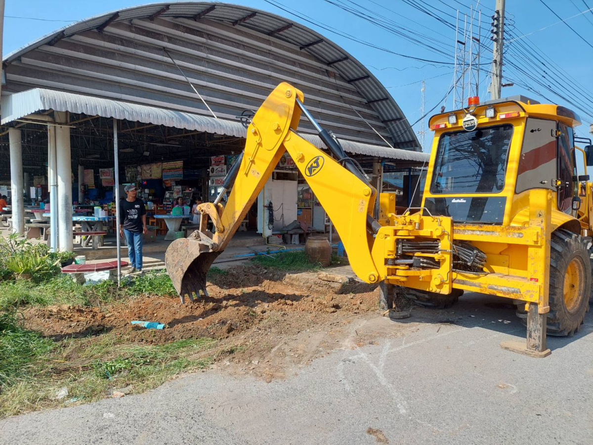 การปรับพื้นที่เพื่อดำเนินการเทคอนกรีต บริเวณตลาดสดเทศบาลตำบลตลาดแค อำเภอโนนสูง จังหวัดนครราชสีมา