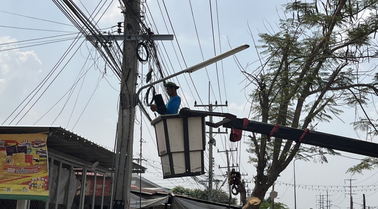 วันที่ 3 พฤษภาคม 2567 นายชัยรัตน์ กิตติหิรัญวัฒน์ นายกเทศมนตรีตำบลตลาดแค มอบหมายให้เจ้าหน้าที่เทศบาลตำบลตลาดแค ดำเนินการติดตั้งโคมไฟฟ้าส่องสว่าง LED บริเวณภายในเขตเทศบาล อำเภอโนนสูง จังหวัดนครราชสีมา