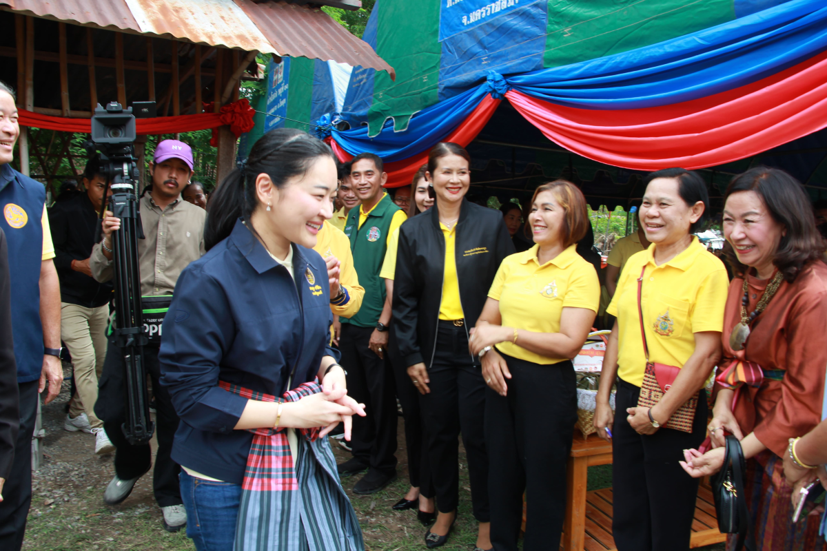 วันที่ 1 กรกฎาคม 2567 เวลา 08.00 น. นายชัยรัตน์ กิตติหิรัญวัฒน์ นายกเทศมนตรีตำบลตลาดแค นายกเทศมนตรีตำบลตลาดแค พร้อมด้วย นางสาวบรรจง เพ็ชรพิมาย รองนายกเทศมนตรีตำบลตลาดแค นางวรรณา นานอก รองนายกเทศมนตรีตำบลตลาดแค และนายเสนอ เพ็ชรแท้ ประธานสภาเทศบาลตำบลตลาดแค ร่วมให้การต้อนรับ นางสาวสุดาวรรณ หวังศุภกิจโกศล รัฐมนตรีว่าการกระทรวงวัฒนธรรม และคณะ ลงพื้นที่ตรวจเยี่ยมการพัฒนาศักยภาพแหล่งเรียนรู้และแหล่งท่องเที่ยวทางวัฒนธรรม "ศูนย์การเรียนรู้บ้านโนนวัด" ณ แหล่งโบราณคดีบ้านโนนวัด หมู่ 11 ตำบลพลสงคราม